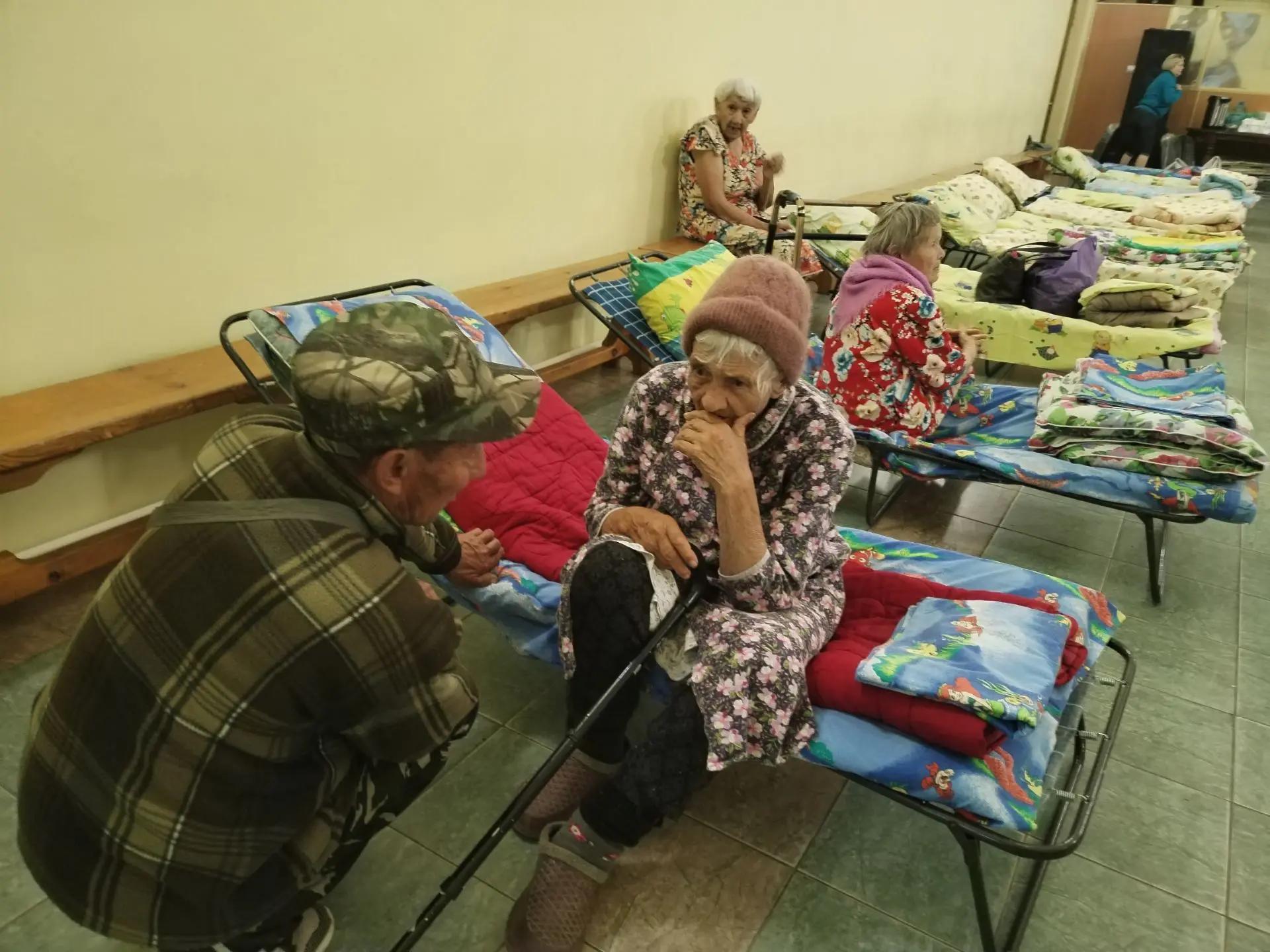 В Беляевку привезли эвакуированных из пожароопасной зоны