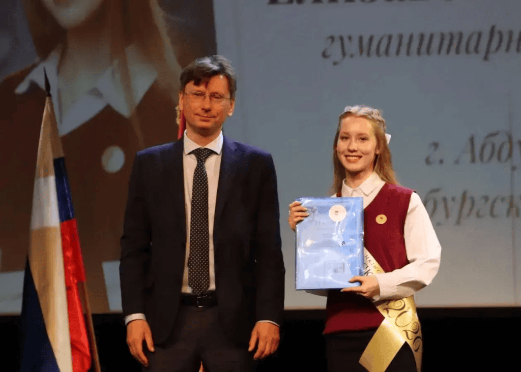 Алексей Пахомов поздравил выпускников Губернаторского лицея с последним звонком