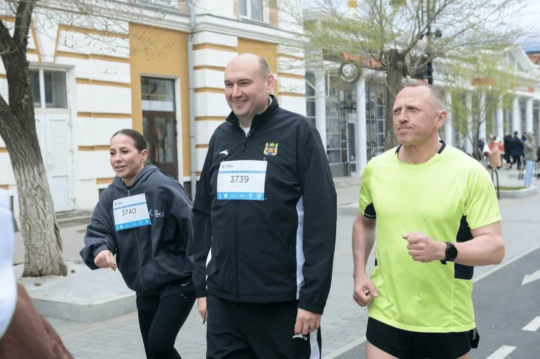 Евгений Солнцев и Юлия Барановская приняли участие в оренбургском полумарафоне