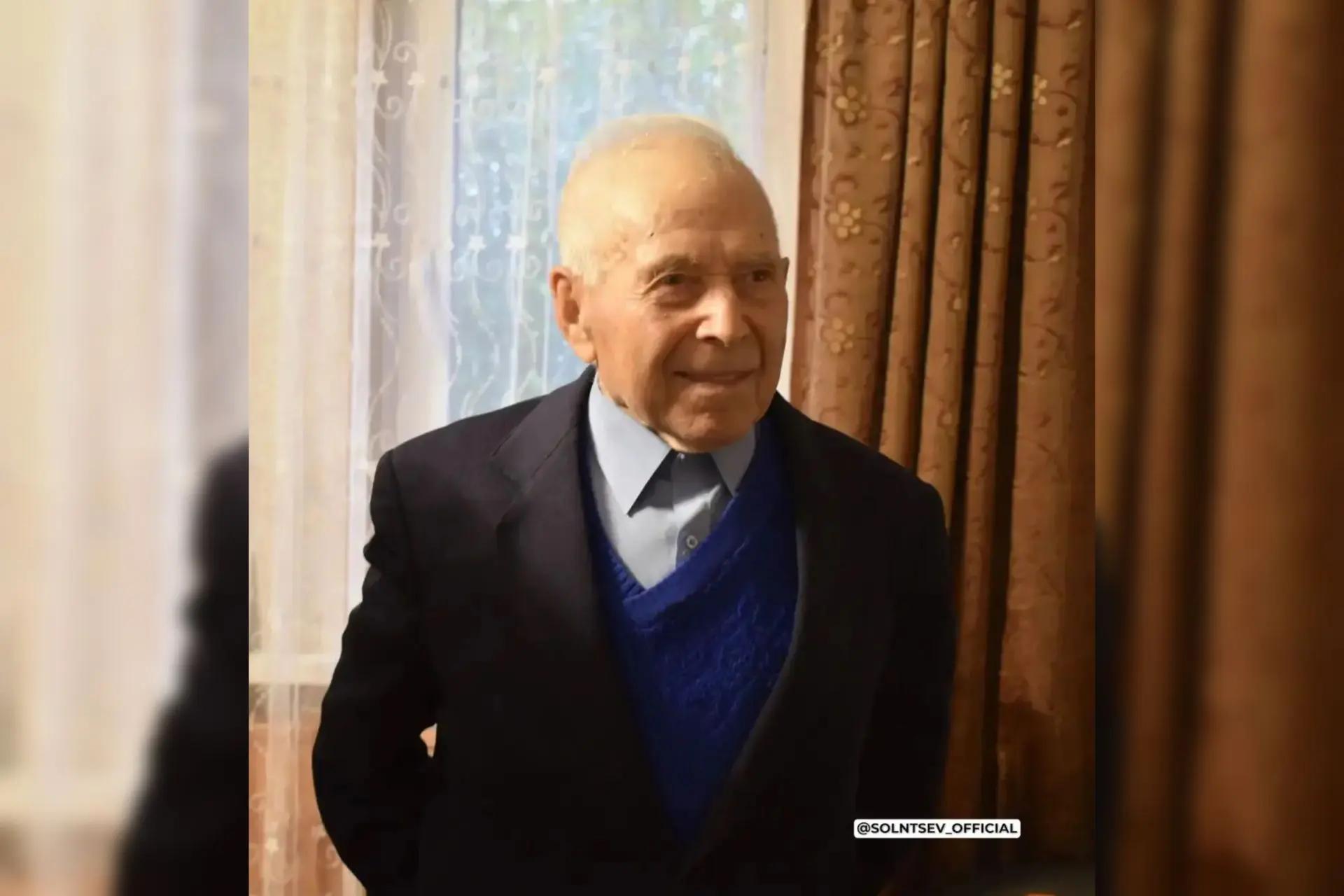 Евгений Солнцев поздравил двух ветеранов с вековым юбилеем