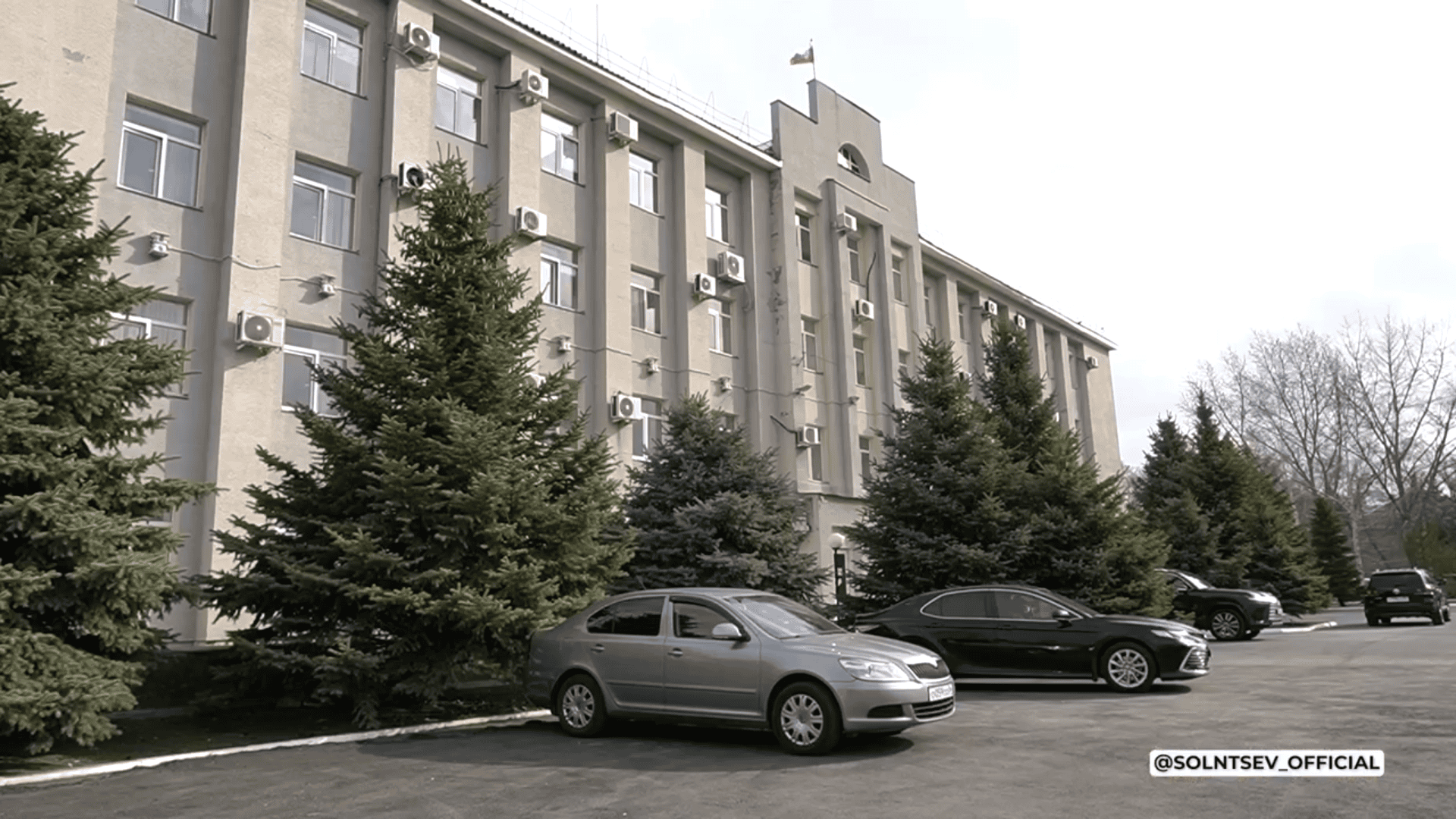 Евгений Солнцев поздравил работников органов местного самоуправления с праздником