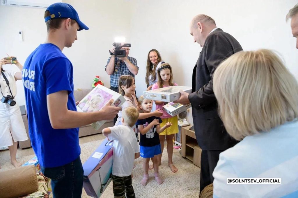 Евгений Солнцев поздравил с новосельем семью ветерана СВО