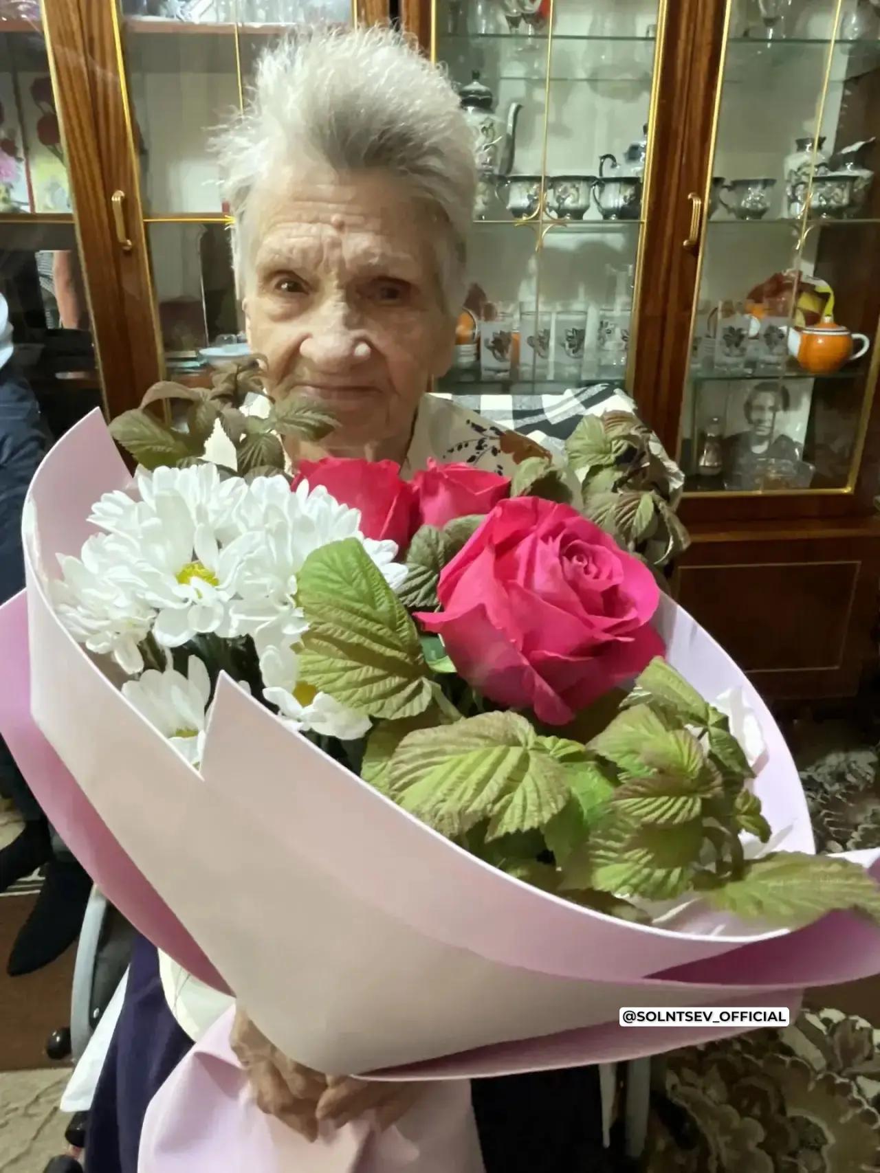 Евгений Солнцев поздравил трех тружениц тыла с вековым юбилеем