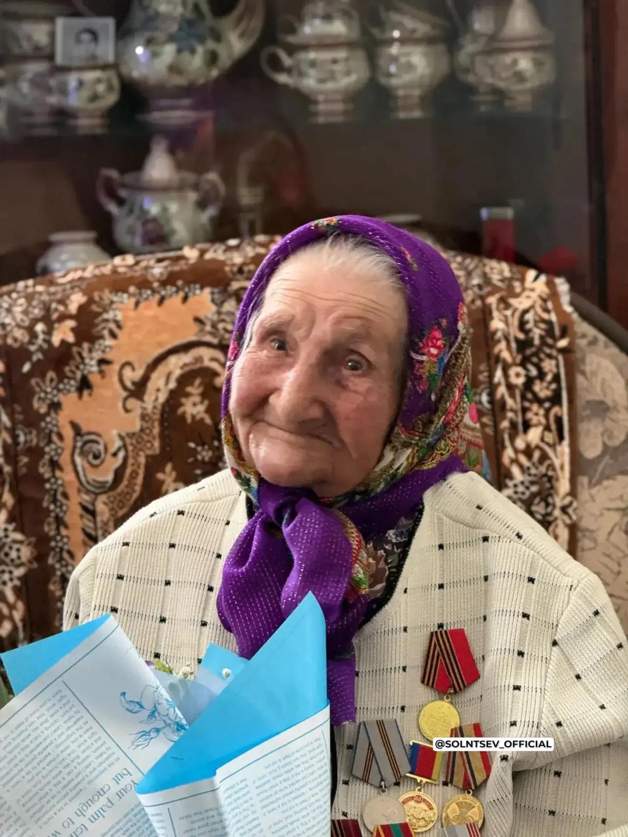 Евгений Солнцев поздравил трех тружениц тыла с вековым юбилеем
