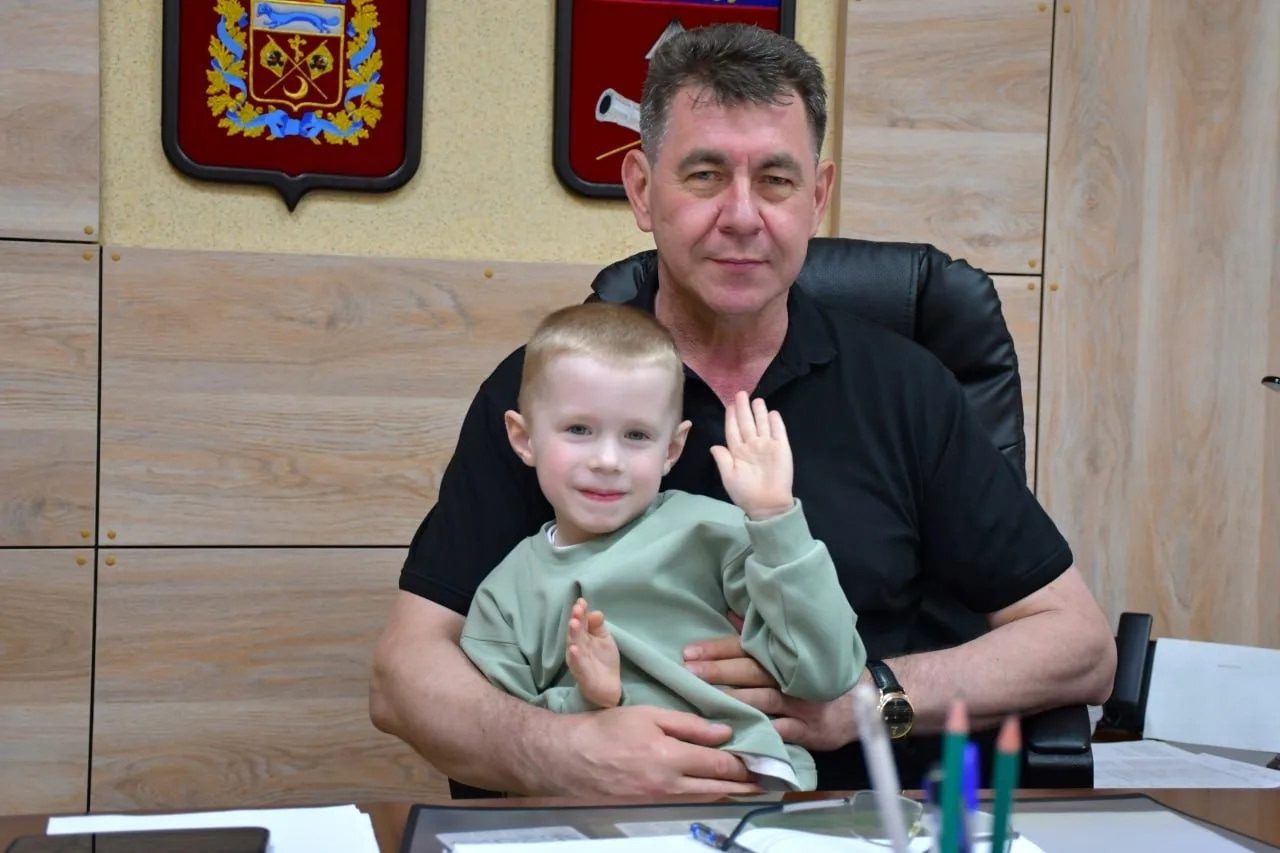 Глава Тоцкого района вместе с внуком принял участие в акции «Приведи ребенка на работу»