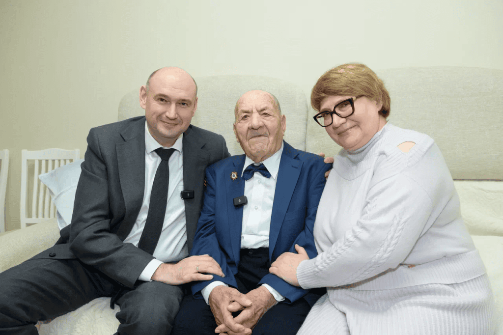 Губернатор Оренбуржья навестил участника Великой Отечественной Ивана Шевченко
