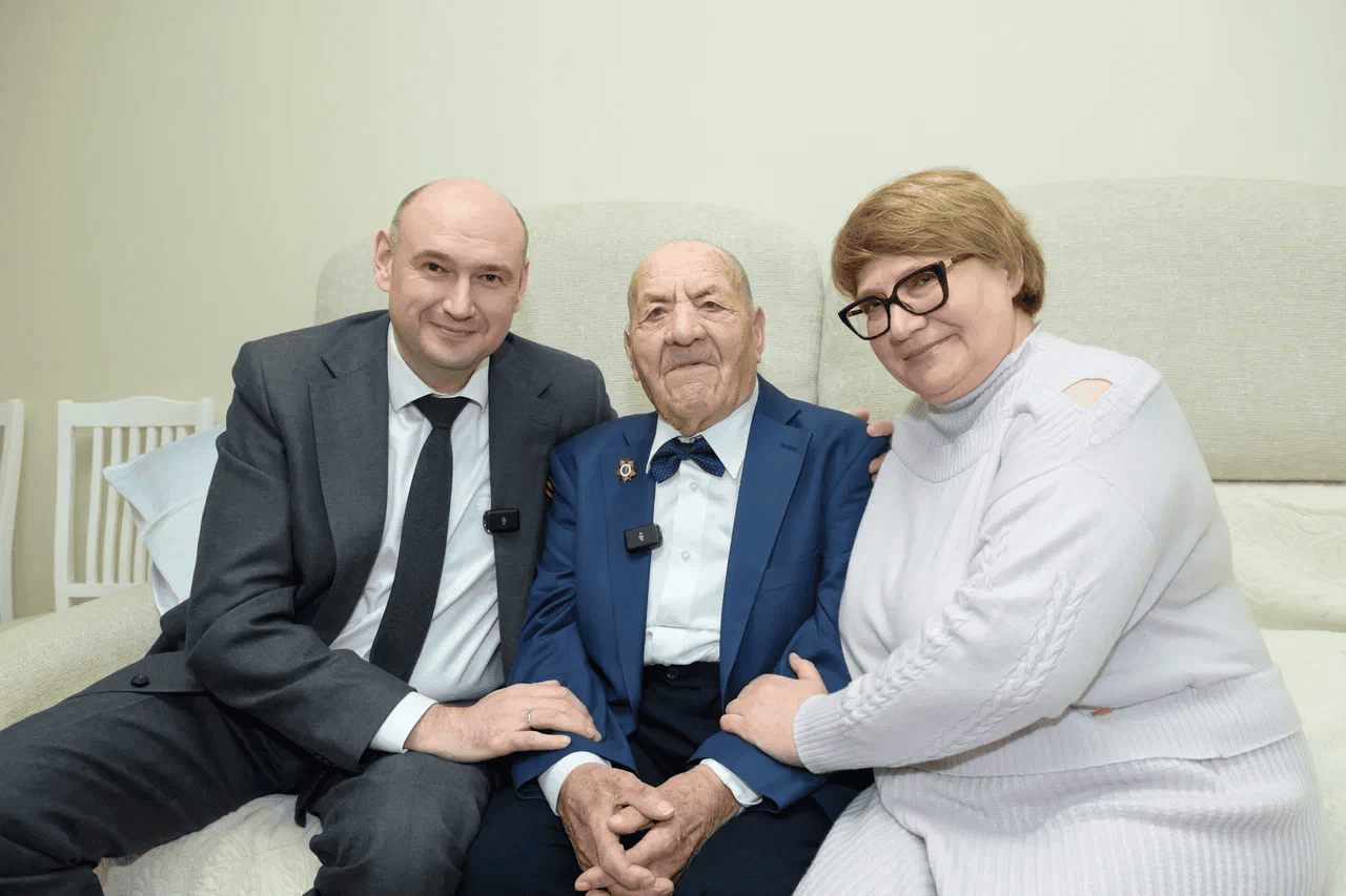 Губернатор Оренбуржья навестил участника Великой Отечественной Ивана Шевченко