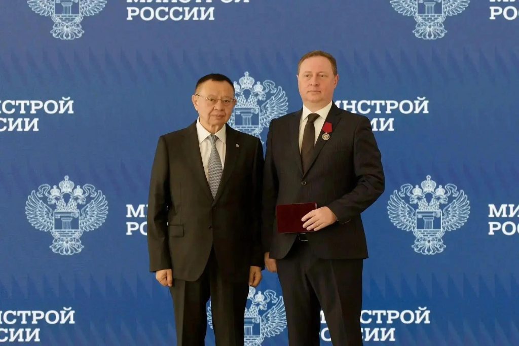 Ирек Файзуллин наградил главу минстроя Оренбуржья Александра Полухина медалью