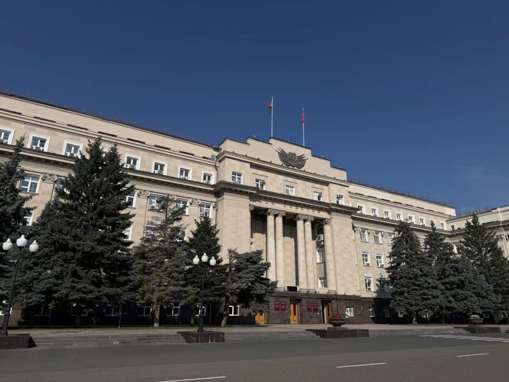 Оренбуржцы могут сообщить о стертой разметке или сломанном дорожном знаке около школы
