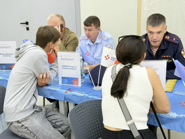 Полицейские Тоцкого района приняли участие в ярмарке трудоустройства «Работа России»