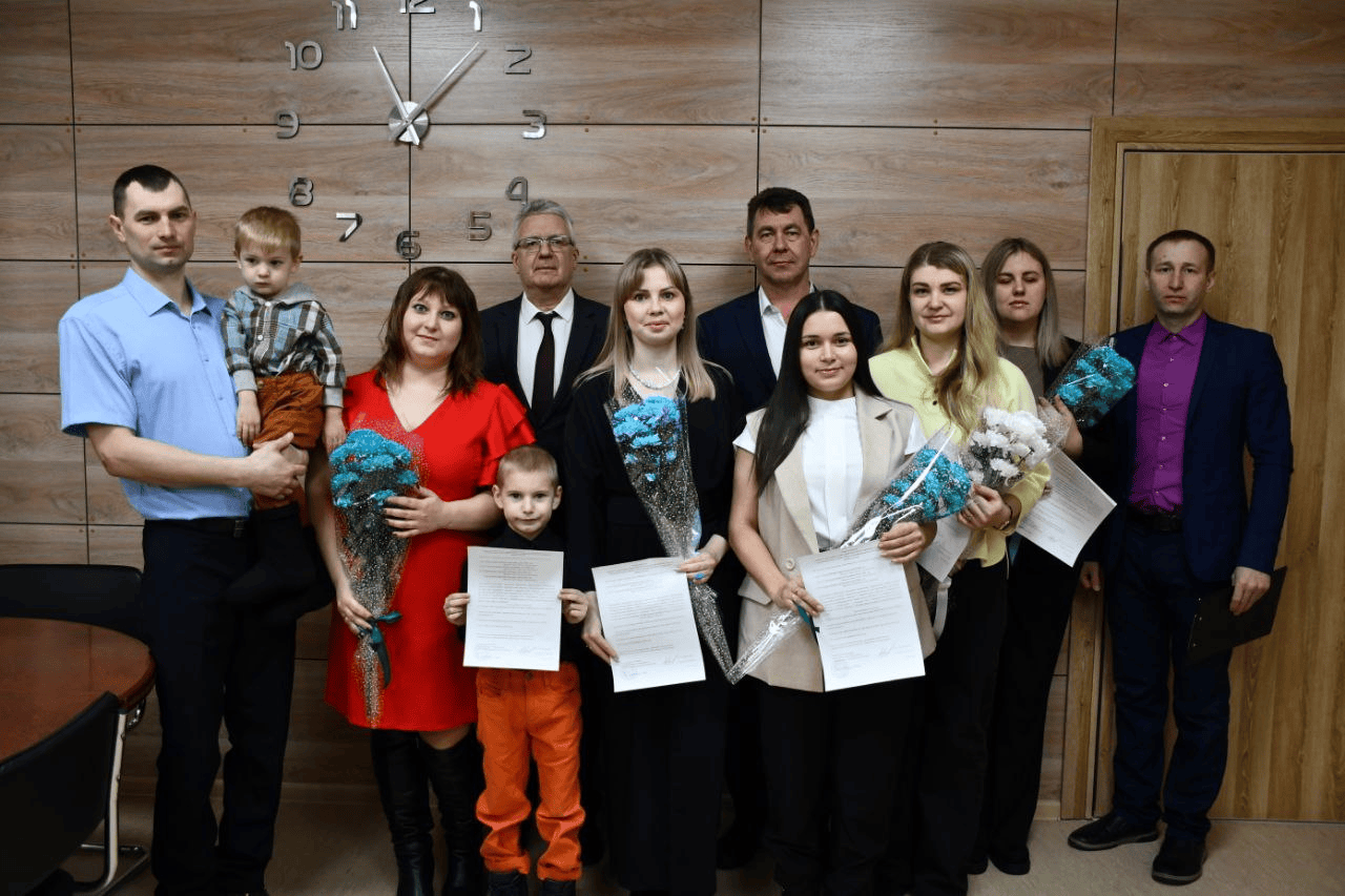 Шесть молодых семей Тоцкого района получили жилищные сертификаты