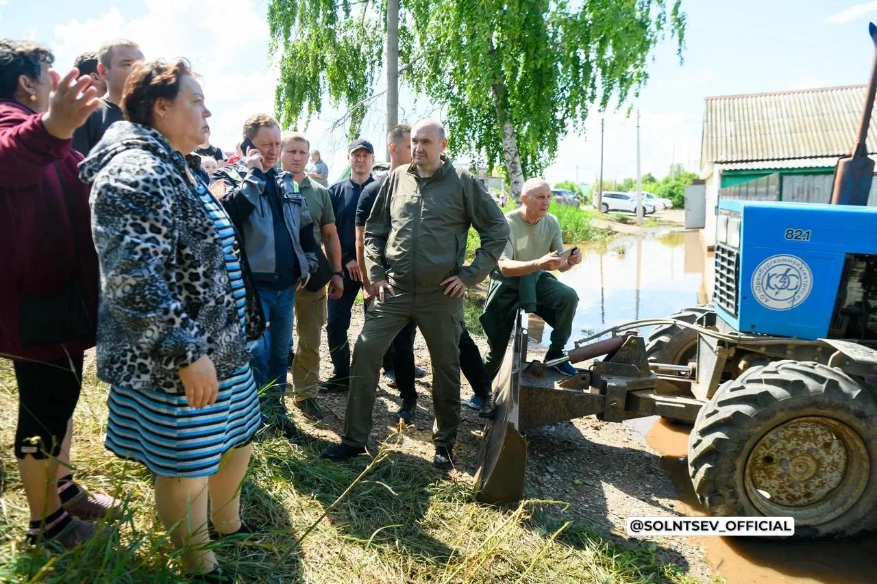 Солнцев, лично пообщался с семьями, которые оказались в зоне подтопления в Бугуруслане