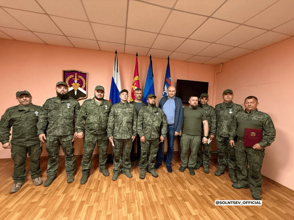 Солнцев передал гумпомощь бойцам батальона БАРС-6 и вручил им награды