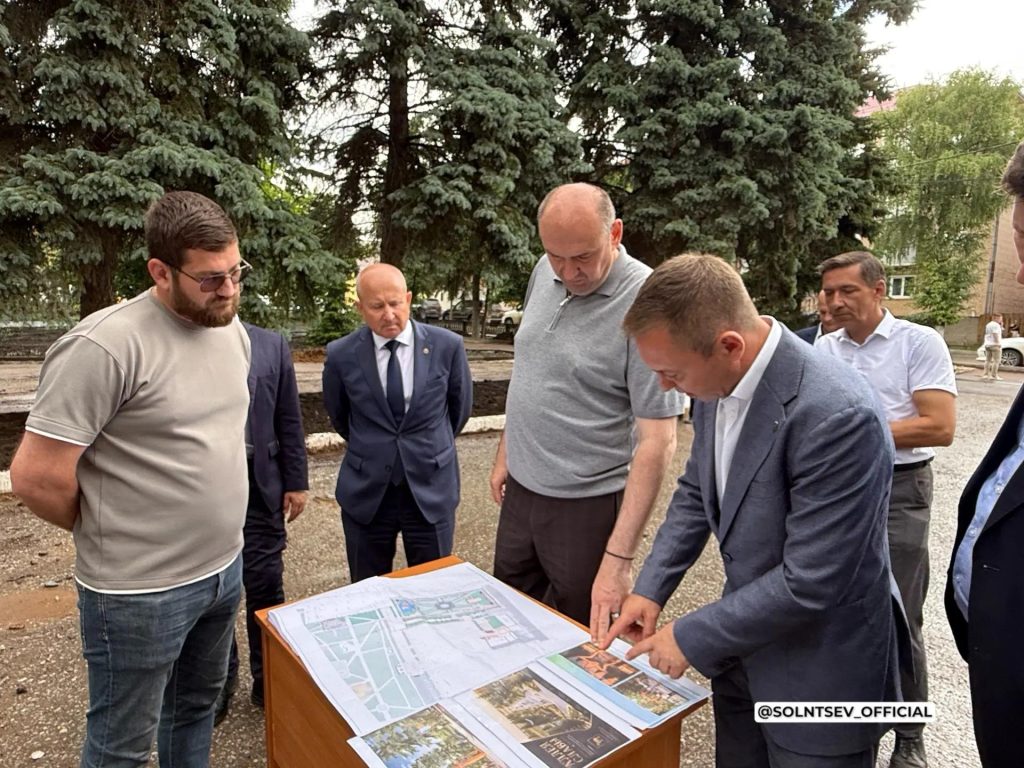 Солнцев проверил ход работ реконструкции городского сквера и Аллеи Славы в Бугуруслане