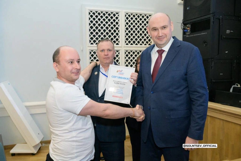 Солнцев вручил ключи от автомобилей с ручным управлением ветеранам СВО