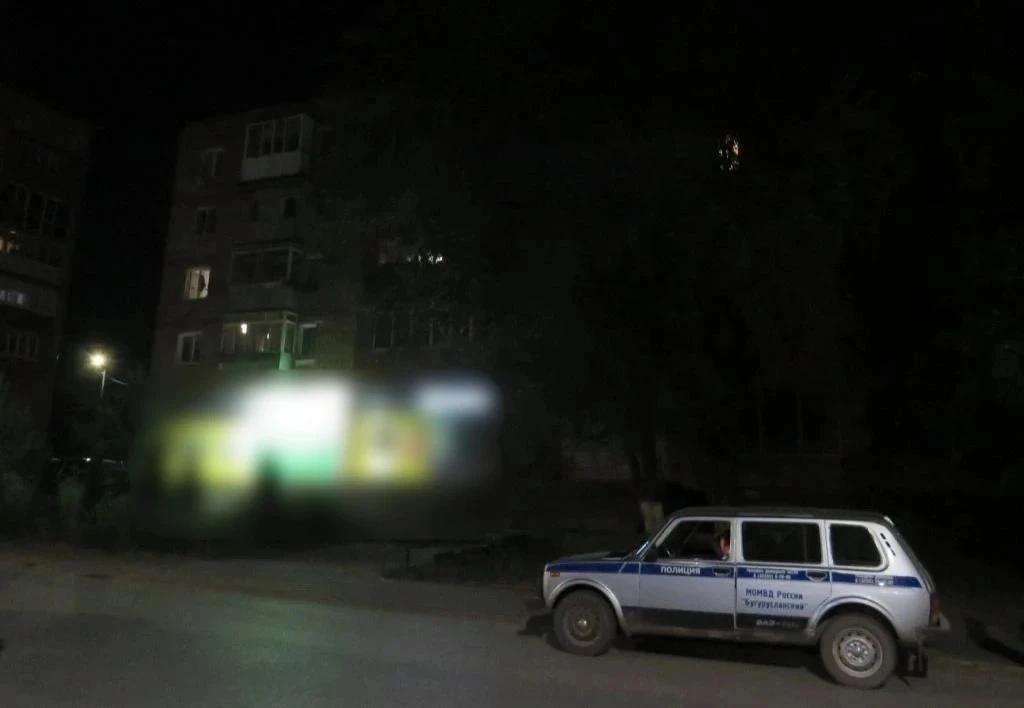 В Бугуруслане пьяный мужчина упал с четвертого этажа и получил множественные переломы