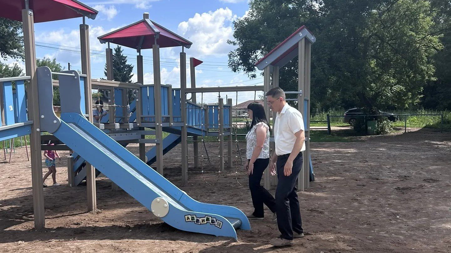 В Бугурусланском районе завершается установка новой детской площадки