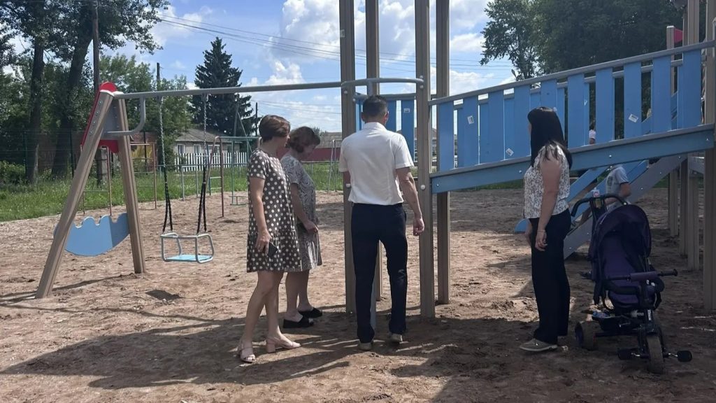 В Бугурусланском районе завершается установка новой детской площадки