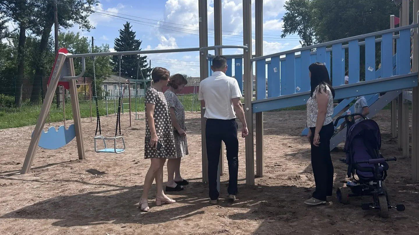 В Бугурусланском районе завершается установка новой детской площадки