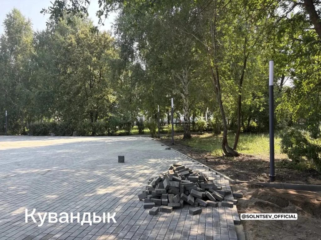 В Кувандыке преображают сквер около ДК «Криолит», готовность объекта составляет 80 %