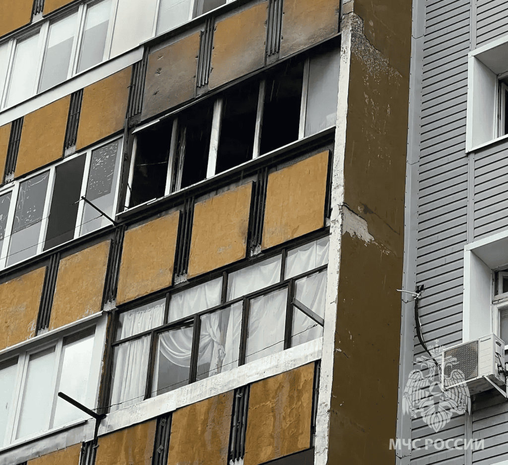 В Оренбурге на пожаре в многоэтажке спасли двух взрослых и одного ребенка