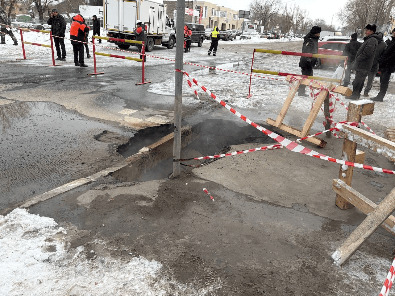 В Оренбурге после провала асфальта на пешеходном переходе пострадали двое горожан