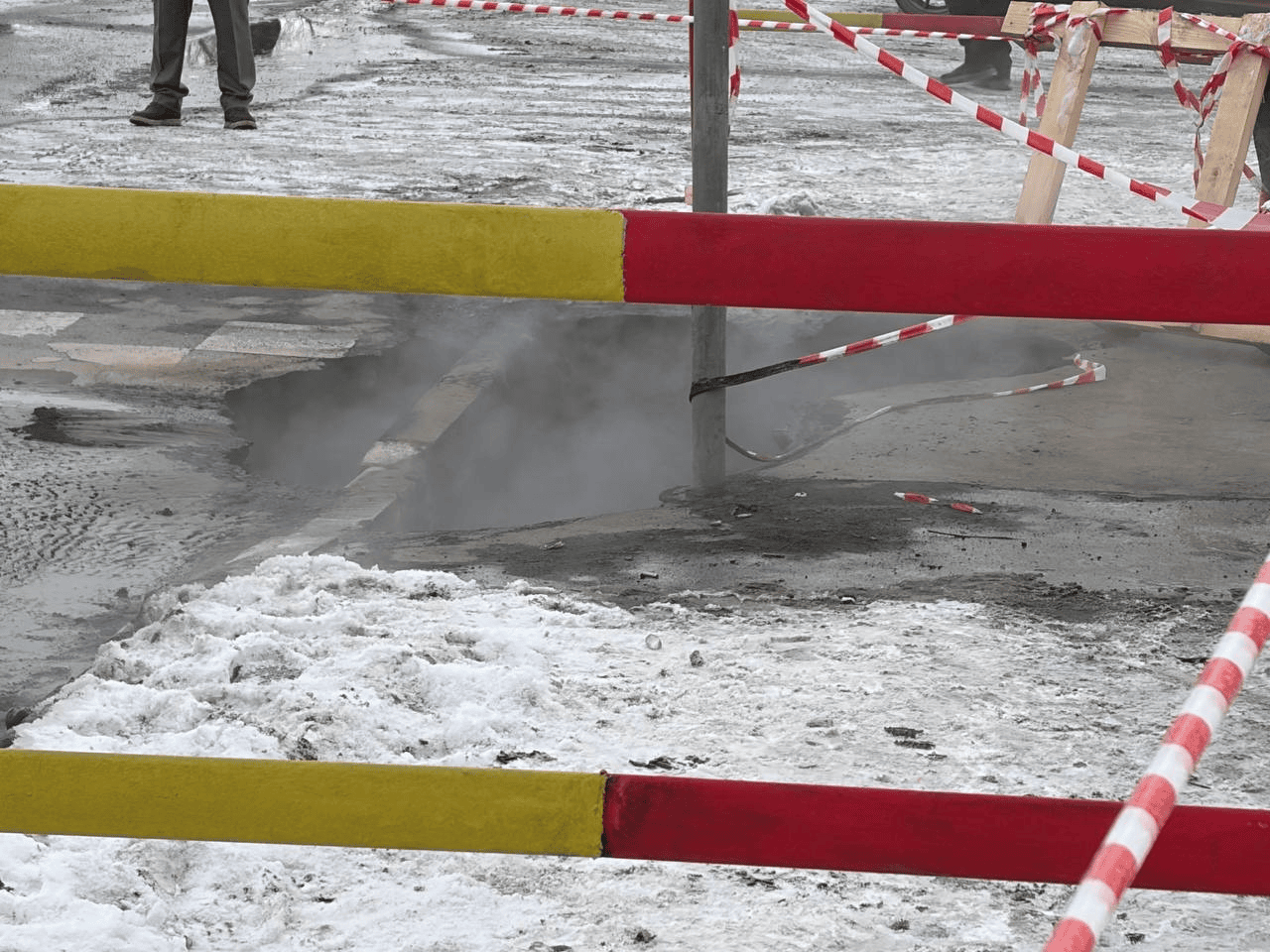 В Оренбурге после провала асфальта на пешеходном переходе пострадали двое горожан
