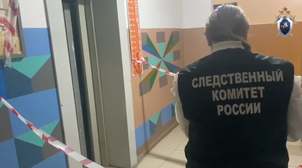 В оренбургской многоэтажке рухнул лифт с людьми — есть пострадавшие