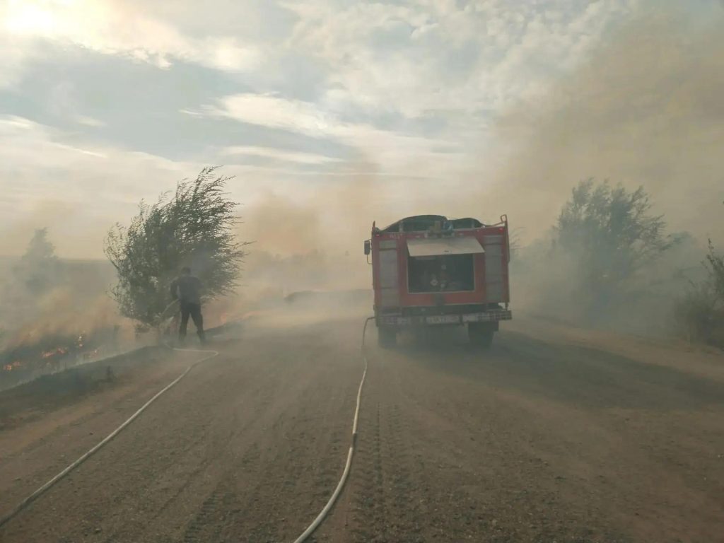 В Оренбургской области продолжают тушить ландшафтные пожары