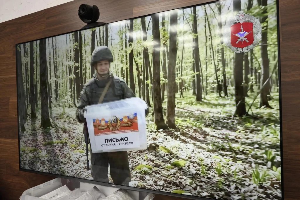 В Оренбуржье в рамках акции ко Дню учителя для педагогов доставили письма от бойцов СВО