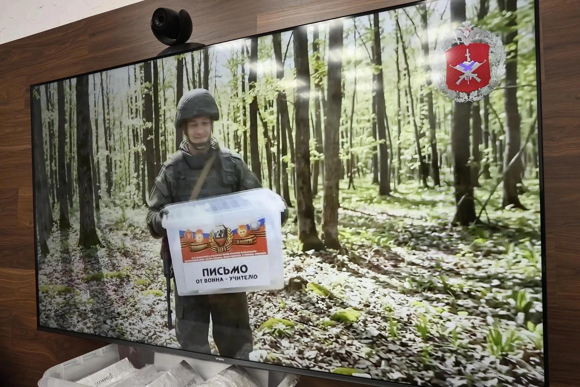 В Оренбуржье в рамках акции ко Дню учителя для педагогов доставили письма от бойцов СВО