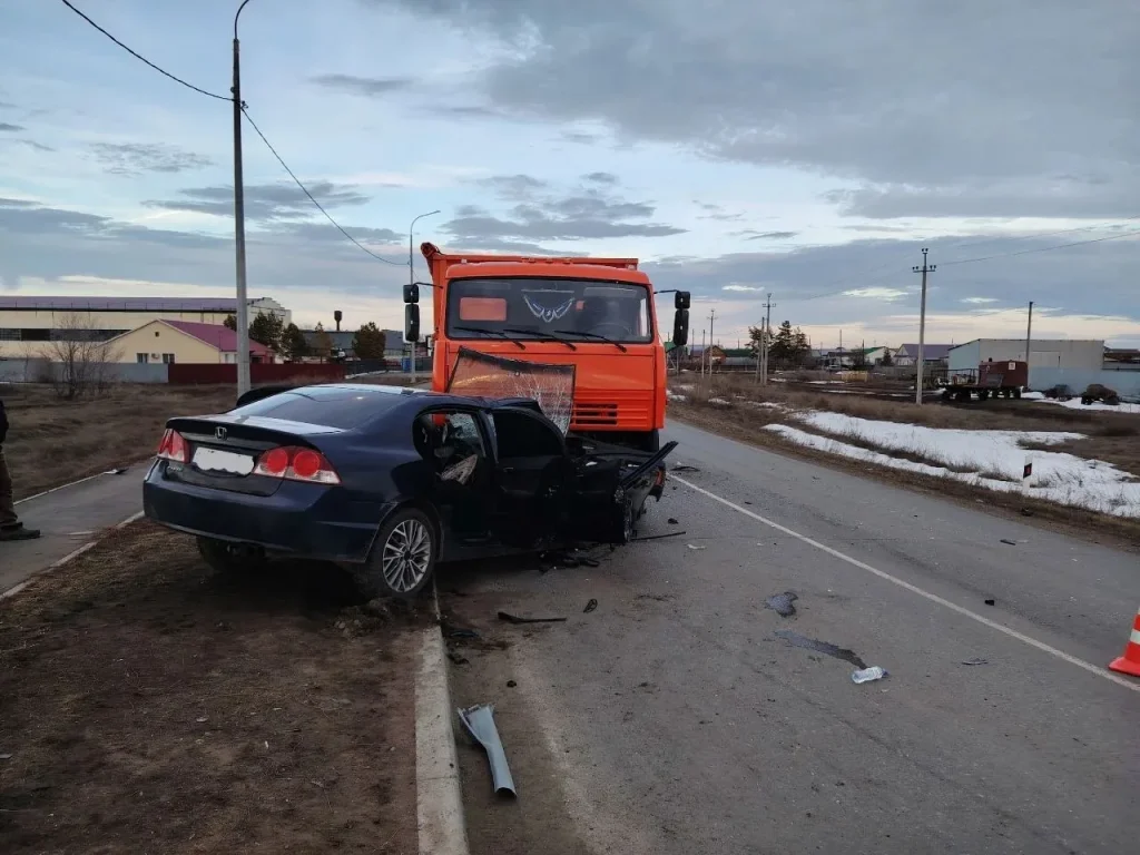 В Тоцком районе столкнулись Honda и КамАЗ: пострадали три человека
