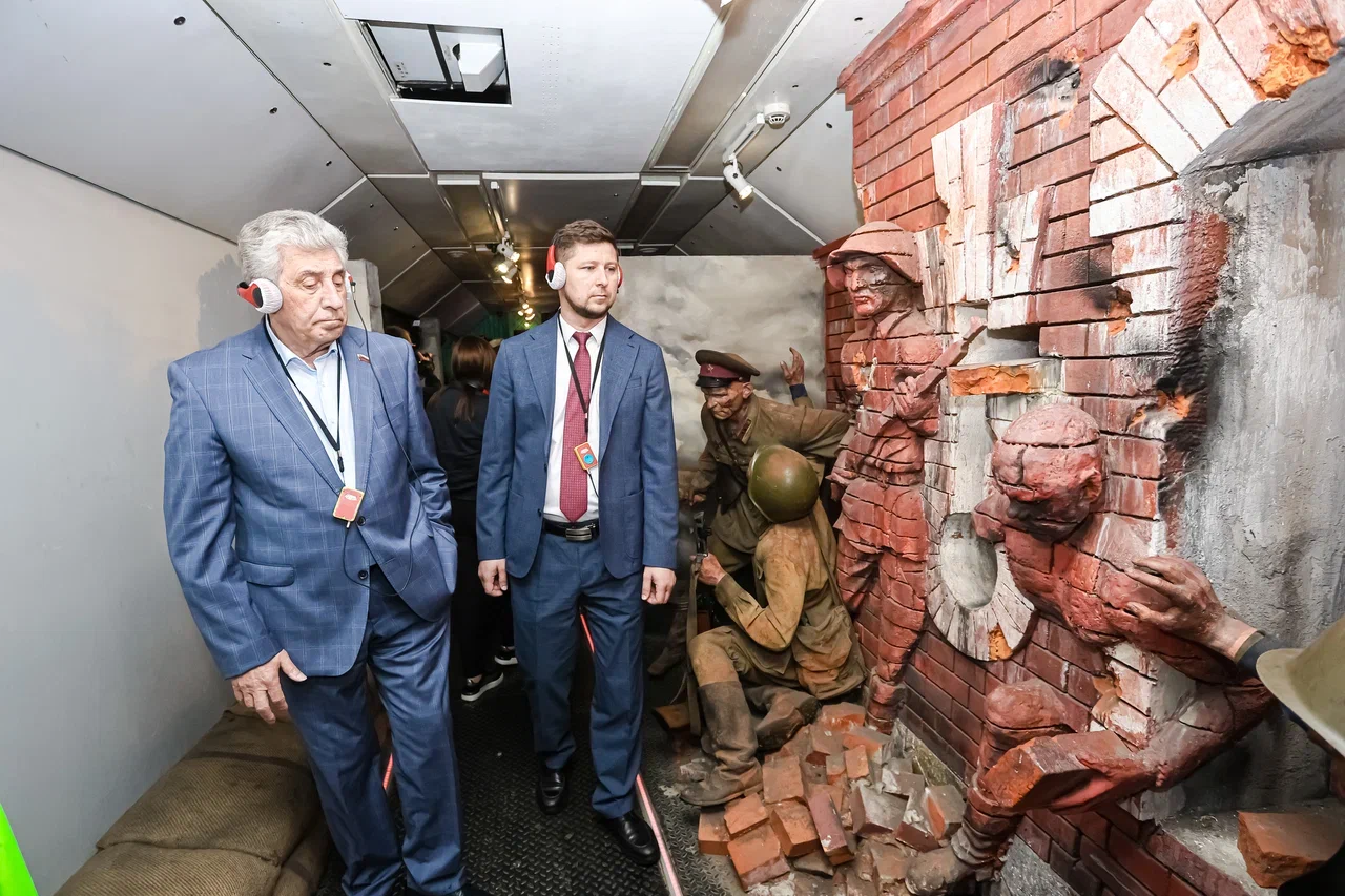 Юрий Мироненко посетил выставку передвижного музея «Поезд Победы»